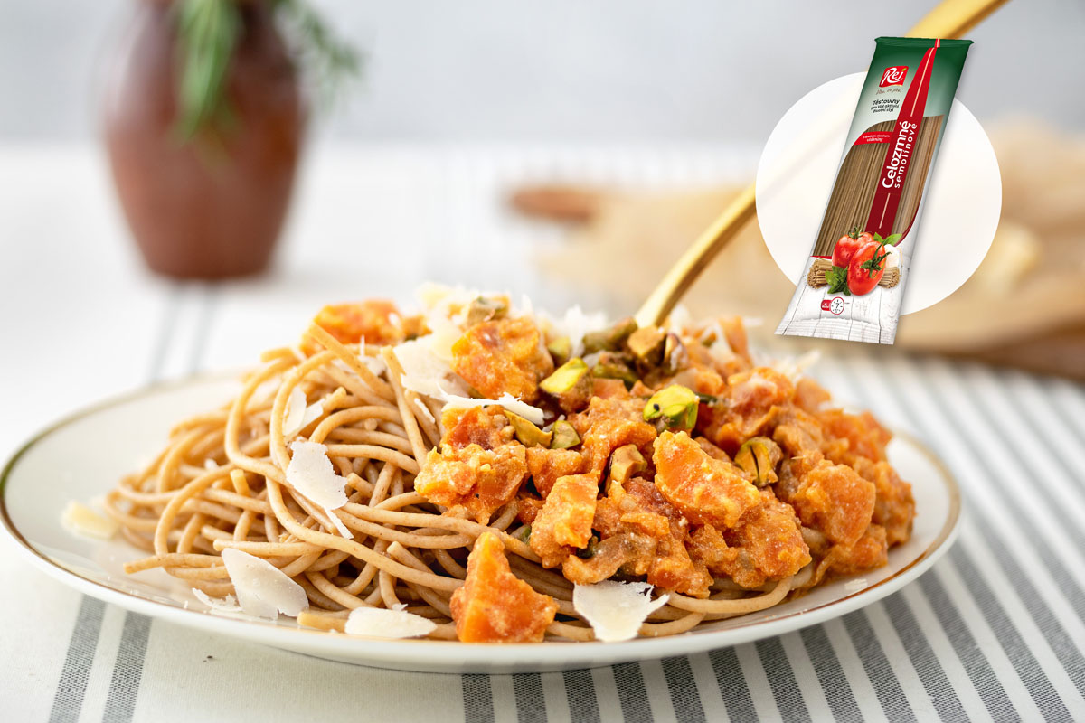 Celozrnné špagety s mrkvovým ragú, ricottou a pistáciemi